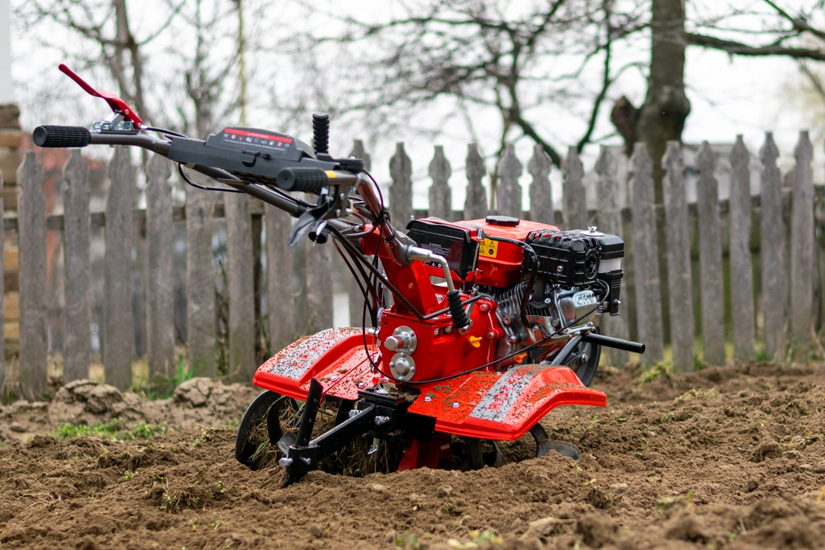 Motocultorul – utilajul care poate îndeplini o mulţime de sarcini în grădina ta
