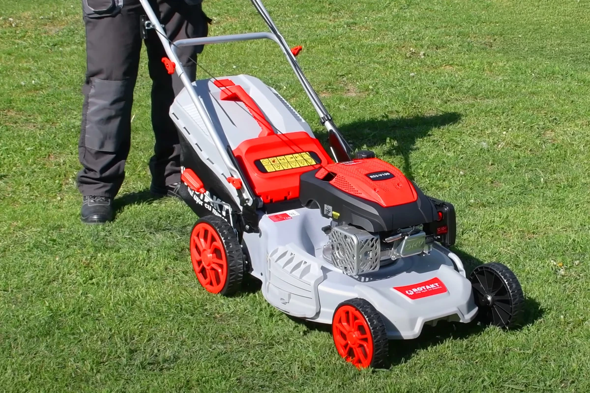 Cum să alegi mașina de tuns iarba potrivită pentru dimensiunea și tipul gazonului tău?