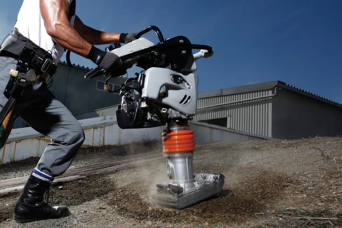 Comparație între plăcile compactoare și maiurile compactoare: care este alegerea corectă?