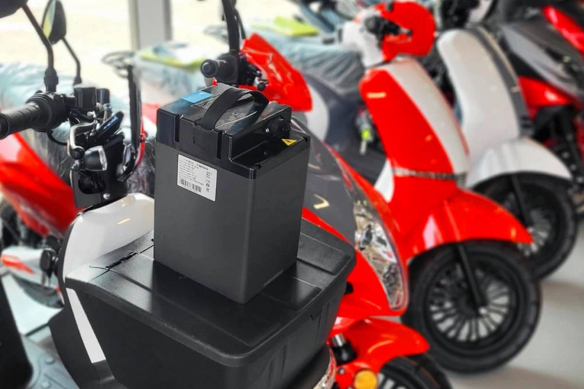 Cât ține bateria unui scuter electric?