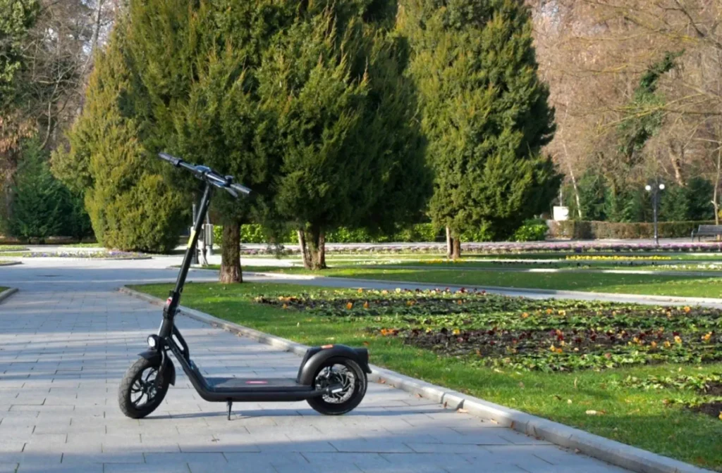 trotineta electrica rotakt neagra in parc