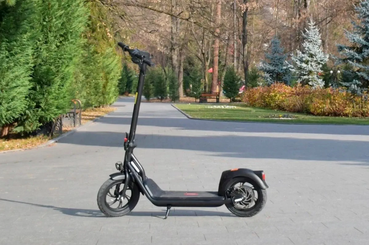 Scuter electric vs. trotinetă electrică: ce și cum să alegi?